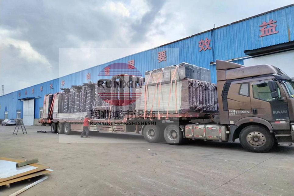 泰州三期公交候车亭第一车发货